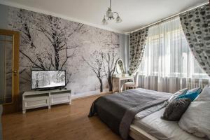 プラハにあるDesign Apartment by Ruterraのベッドルーム1室(ベッド1台、壁にテレビ付)