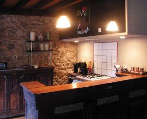 cocina con fogones y encimera en Moulin des Vernes, en Ouroux