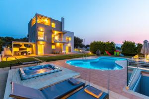 Πισίνα στο ή κοντά στο Kosta Mare Villa, panoramic views, By ThinkVilla