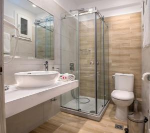 Koupelna v ubytování Hotel Strass + 37 fotografií