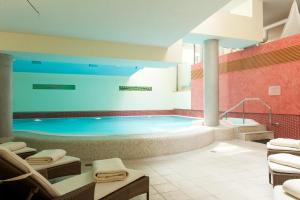 Swimming pool sa o malapit sa Hotel Meersinn klimaneutral