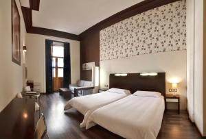 Кровать или кровати в номере Alhambra Suites