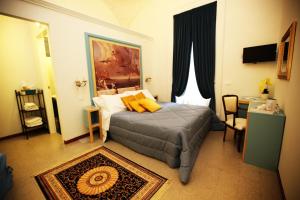 ナポリにあるLa Bella Napoli B&Bのベッドルーム1室(黄色い枕のベッド1台付)