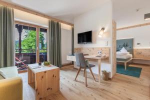 Televiisor ja/või meelelahutuskeskus majutusasutuses Hotel B&B "Zur Schanz"