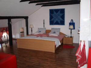 ein Schlafzimmer mit einem Bett und einem blauen Gemälde an der Wand in der Unterkunft Ferienwohnung Boen in Boen