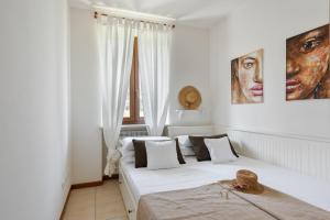 Postel nebo postele na pokoji v ubytování Appartamenti Corte Dei Cipressi + 37 fotografií