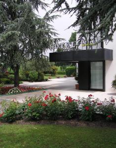 Ein Gebäude mit einem Blumenstrauß davor. in der Unterkunft Hotel Giovanni in Padua