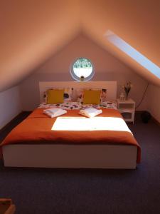 カルパチにあるApartment Karpaczのベッドルーム1室(屋根裏部屋に大型ベッド1台付)