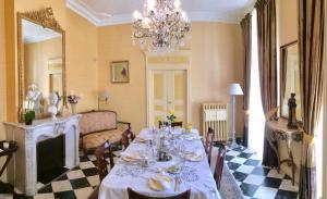 a dining room with a table and a chandelier at Villa Rosa Béziers in Béziers