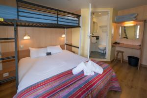 Giường trong phòng chung tại Fasthotel Annecy