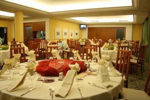 a dining room table with a large white tablecloth at Hotel Da Gigi in Santo Stino di Livenza
