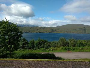 uitzicht op een meer met bergen op de achtergrond bij Ardlair Guest House in Ullapool