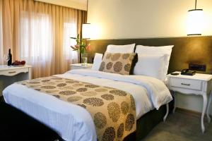 イスタンブールにあるTaximtown Hotelの大型ベッド1台、2泊用スタンドが備わるホテルルームです。