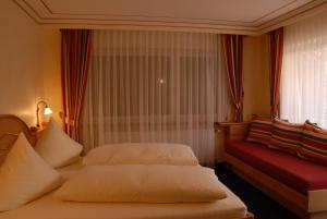 ケンツィンゲンにあるHotel-Restaurant Schiebleのベッド2台と窓が備わるホテルルームです。
