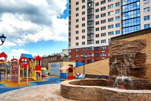 ノヴォシビルスクにあるLoft Studioの都市の噴水付き遊び場
