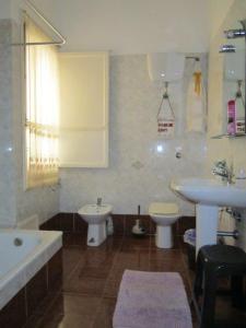 a bathroom with a sink, toilet, and bathtub at Da Mary Guest House in Palermo