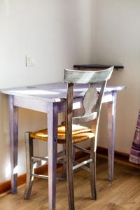 une table en bois avec deux chaises, une table et une table dans l'établissement Logis Le Relais Marine, à Mesquer