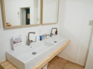 神戸市にある2no HOME & PARKのバスルーム(白い洗面台、鏡付)