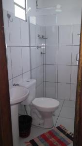 Ett badrum på Pousada Embaubas