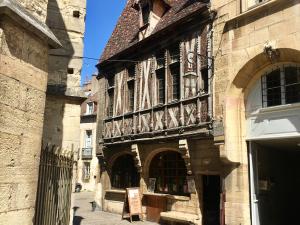 un ancien bâtiment avec un balcon dans une rue dans l'établissement Centre historique Dijon "Le Charmant" et "Le Charmant Bis", à Dijon