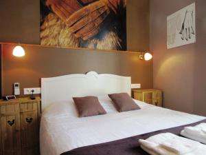 Postel nebo postele na pokoji v ubytování Logis Hôtel des Causses