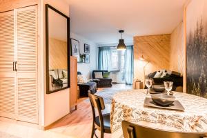 een eetkamer en woonkamer met een tafel en stoelen bij Kasprowy Wierch in Zakopane +1 foto