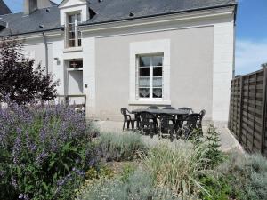 a table and chairs in front of a house at Orée des Prairies in Mareuil-sur-Cher