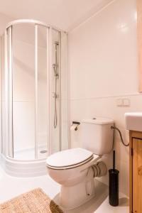 ザコパネにあるKasprowy Wierchの白いバスルーム(トイレ、シャワー付)