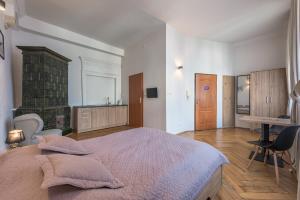 Posteľ alebo postele v izbe v ubytovaní Krakow For You Budget Apartments