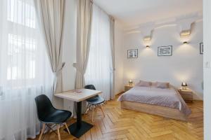 Giường trong phòng chung tại Krakow For You Budget Apartments