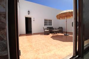 una camera con patio con tavolo e ombrellone di MONTAÑA VALLES DE ORTEGA -C a Valles de Ortega