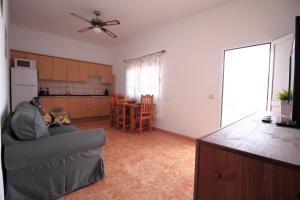 un soggiorno con divano e una cucina di MONTAÑA VALLES DE ORTEGA -C a Valles de Ortega