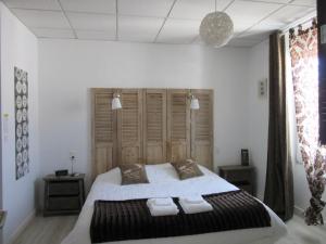 Postel nebo postele na pokoji v ubytování Logis Hôtel des Causses + 37 fotografií