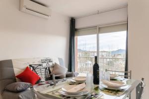 a dining room with a table with a wine bottle on it at Apartamento Dinasty in Empuriabrava