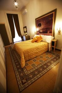 ナポリにあるLa Bella Napoli B&Bのベッドルーム1室(ベッド1台付)が備わります。壁には絵画が飾られています。