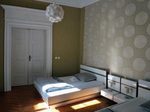 1 dormitorio con cama y lámpara de araña en Apartments Týnská 7 en Praga
