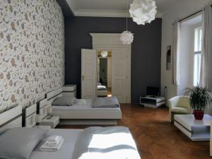プラハにあるアパートメンツ ティンスカ 7のベッドルーム1室(ベッド2台付)、リビングルームが備わります。