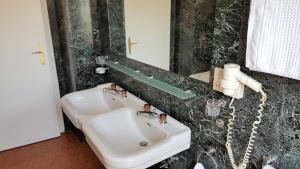 Koupelna v ubytování Hotel Goldene Spinne