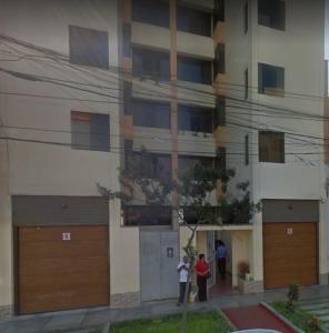 利马Departamento Jesus Maria的两个人站在一座建筑前面