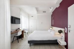 Llit o llits en una habitació de Hôtel Les Voiles