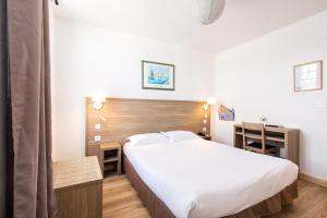 Un pat sau paturi într-o cameră la Logis Le Relais Marine