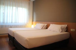 Postel nebo postele na pokoji v ubytování Hostal Abodi + 14 fotografií