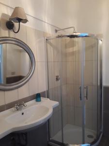 A bathroom at Casa Carmela Még 37 kép