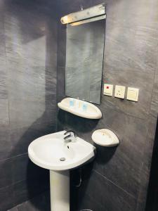 Um banheiro em شقق درر رامه للشقق المخدومة 9