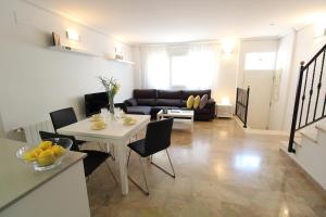 a living room with a white table and chairs at Welcome Valencia Benimaclet in Valencia