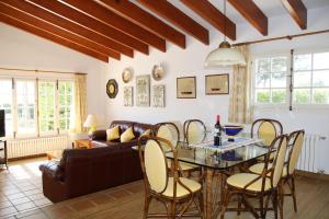 un soggiorno con tavolo, sedie e divano di Villa Binigo a Binibeca
