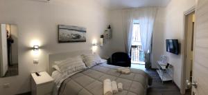 パレルモにあるAppartamento san Domenicoのベッドルーム(白い枕の大型ベッド1台付)