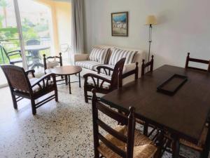 サガロにあるE31052 les mimosesのリビングルーム(テーブル、椅子、ソファ付)