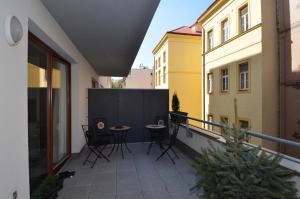 een balkon met stoelen en een tafel. bij Apartman Mozartova in Praag