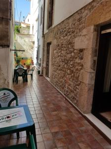 Hostal Arenal的庭院或其他户外区域